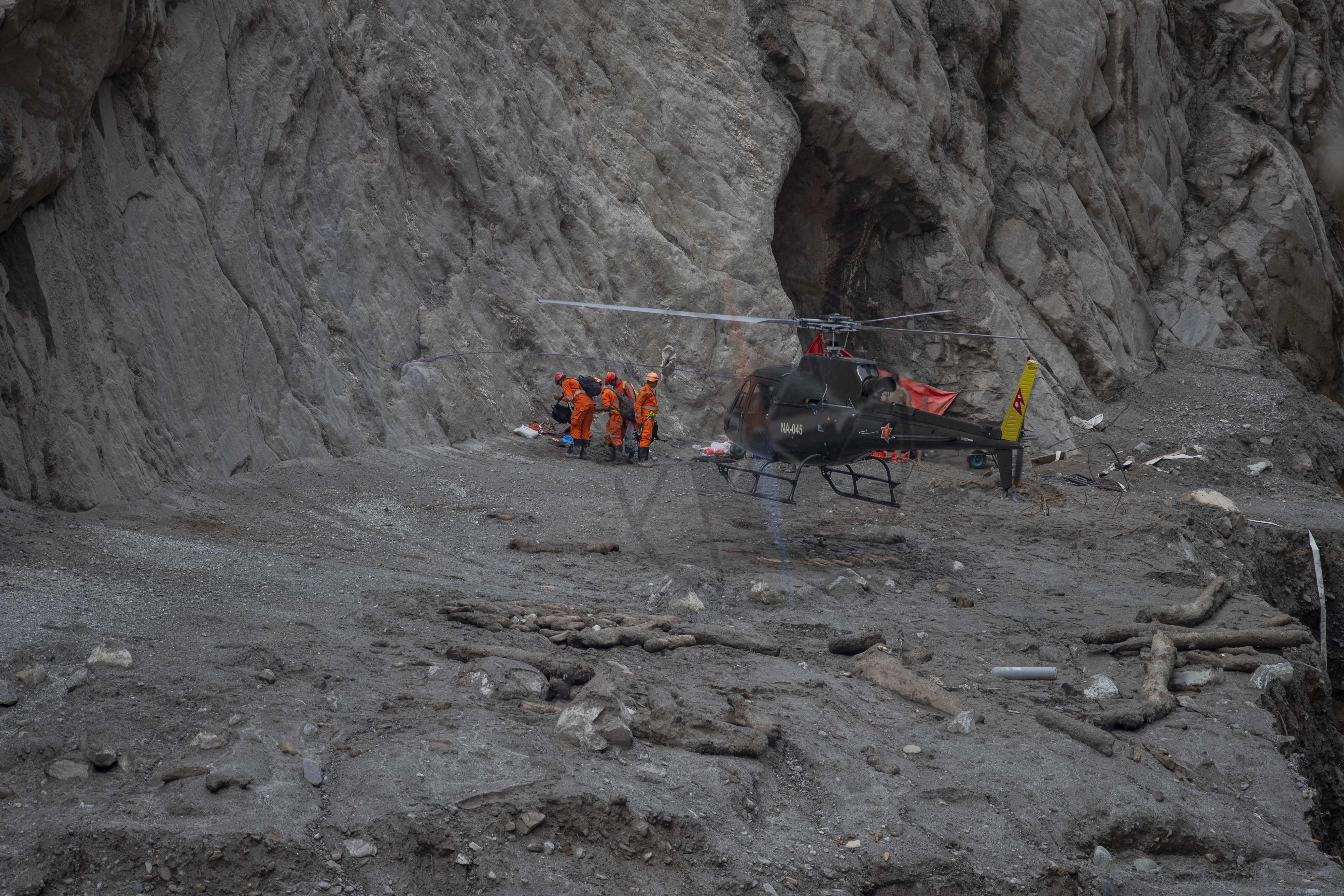 CLK_0443 Rescue team getting heli lifted from chilime hydropower station near sybrobesi